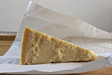 formaggio parmigiano su tagliere vista di fronte