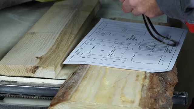 carpenter measures the item