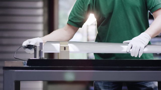 Paint thickness of a body part is measured by quality management - Lack Dicke eines Karosserieteils wird gemessen beim Qualit&auml;tsmanagment