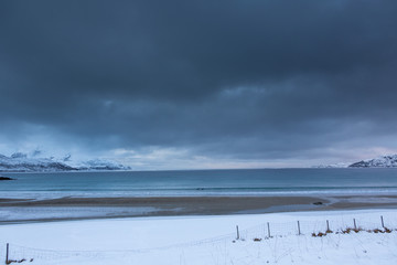 Norwegischer Fjord im Winter