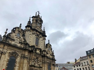 Fototapeta na wymiar Chiesa di San Giovanni Battista al Beghinaggio con nuvole, Bruxelles, Belgio
