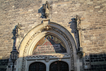 Tür mit Portalfiguren von der Kirche St. Jakob in Köthen (Sachsen-Anhalt) 