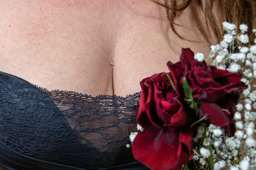 Saint valentin sexy, avec fleurs rouge passion et lingerie sexy