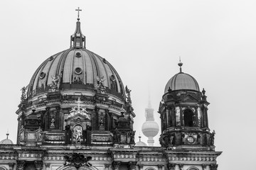 Fototapeta na wymiar Die Türme des Berliner Doms und des Berliner Fernsehturms - monochrome Aufnahme