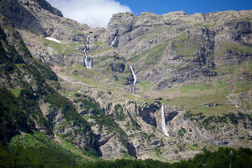 Fototapeta na wymiar Cascada en el Valle de Pineta