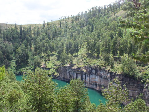 Lac Tritriva vert &eacute;leraude de la commune d'Antsirabe (Madagascar)