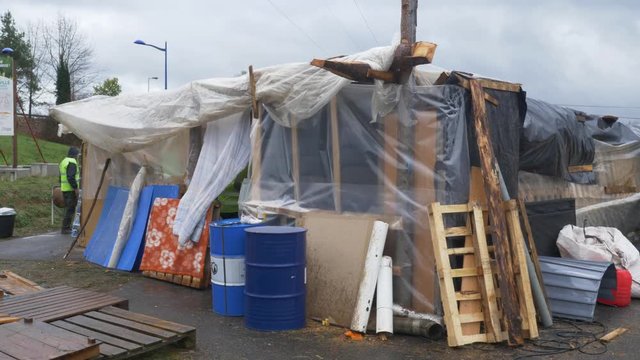 The yellow vest shelter Diy built in Cana roundabout in Brive from november to december 2018