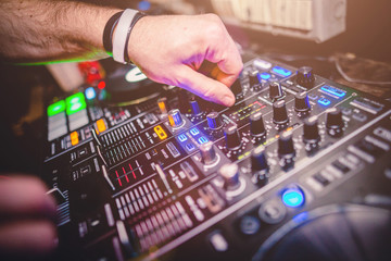 Console da DJ in discoteca e Festival della musica