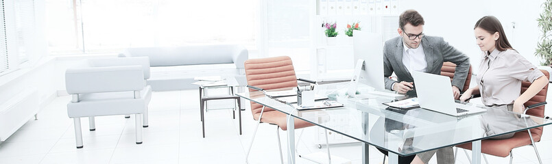 Obraz premium Group business partners discussing new project at meeting in office room
