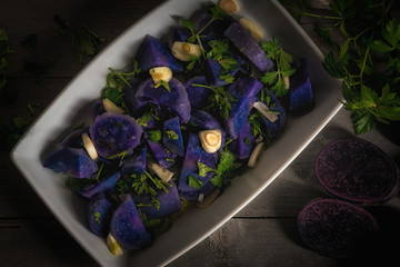 Fototapeta na wymiar Prunelle Kartoffeln zubereitet als Salat mit Petersilie, Knoblauch und Olivenöl