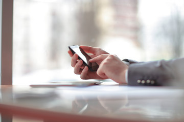 Obraz premium close up.businessman presses his finger on the screen of the smartphone