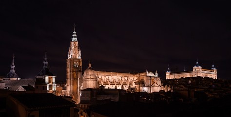 Fototapeta na wymiar Gran panorámica de la Catedral de Santa María y el Alcazar de Toledo