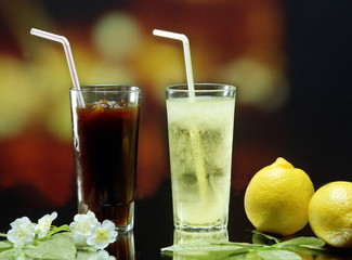 Dos vasos con bebidas  de distintos gustos.