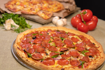 pizzas garlic and tomato