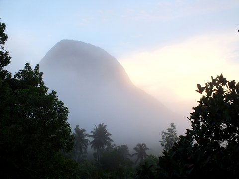 Mont Choungui dans la brume (Mayotte)