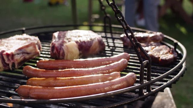 Steak and sausages are roasted on an open flame - Steak und W&uuml;rstchen werden auf offener Flamme ger&ouml;stet