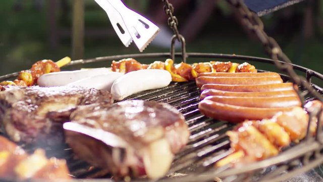 Mixed barbecue things are roasted on an open fire - Gemischte Grillsachen werden auf offenem Feuer ger&ouml;stet