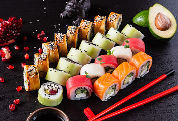 sushi sur fond noir