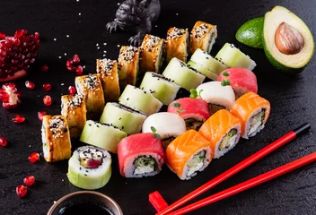 Muurstickers sushi op de zwarte achtergrond © Maksim Shebeko