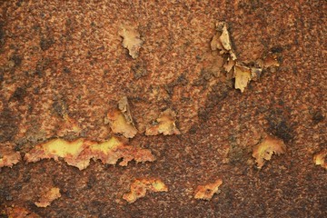 Rostige Wand des verlassenen Ölbohrturms an der Skelettküste in Namibia