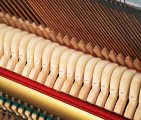 Obraz premium Close-up view of hammers and strings inside the piano.