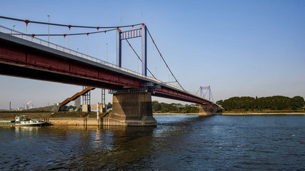 Brücke am Rhein in Duisburg
