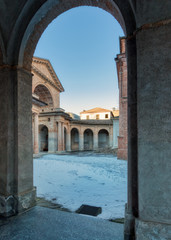 Arco con vista sul cortile innevato