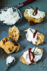 Tomatenbrot mit Ziegenfrischkäse und getrockneten Tomaten
