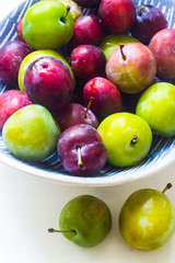 Frische Pflaumen in einer Schale