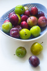 Frische Pflaumen in einer Schale