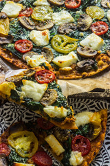 Pizza mit Spinat, Tomaten und Haloumnikäse, vegetarisch