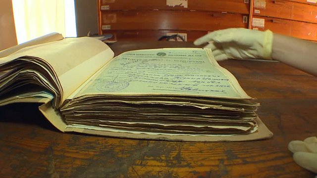 In the city archives, they especially treat old documents with care, carefully preserve and restore the history recorded on paper.
