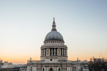 Fototapeta na wymiar St. Paul's Cathedral im Sonnenuntergang London