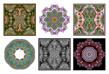Tischdecke Set aus traditionellem Kalamkari-Ornamentik-Blumen-Paisley-Design © Kara-Kotsya