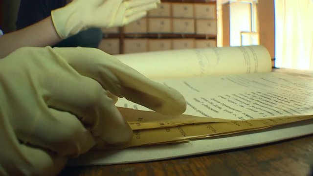 In the city archives, they especially treat old documents with care, carefully preserve and restore the history recorded on paper.