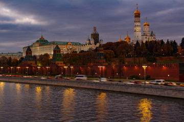 Obraz premium Moskva river embankment near walls of Moscow Kremlin in evening