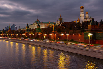Obraz premium View of Kremlevskaya embankment and Moscow Kremlin on a cloudy evening