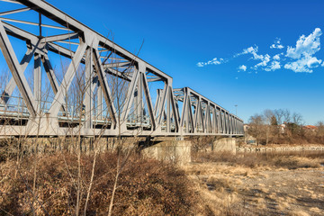 Il ponte ferroviario sopra il fiume