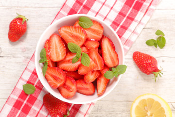 strawberry bowl salad