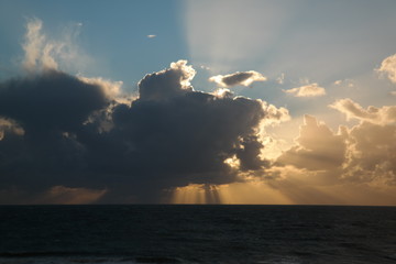 Fototapeta na wymiar Lichtspiel eines Sonnenunterganges am Strand