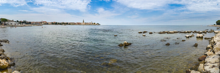 Fototapeta na wymiar Panorama Stadt Porec mit Meer / Istrien