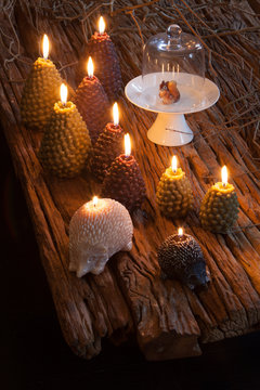 décoration avec des animaux bougies, figurines pâques