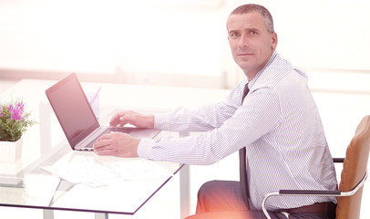 closeup .businessman working on laptop