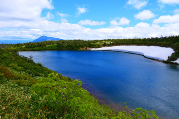 十和田八幡平国立公園。ガマ沼と岩手山。八幡平　岩手　日本。６月下旬。