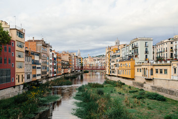Fototapeta na wymiar Blick von der Pont de Pedra in Girona