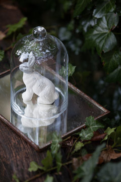 d&eacute;coration avec des animaux bougies, figurines p&acirc;ques