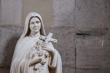 Statue de vierge dans une église