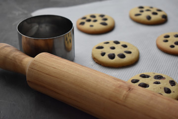 Galletas caseras, rodillo de cocina, molde para galletas