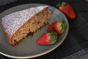 Trozo de bizcocho casero, fresas