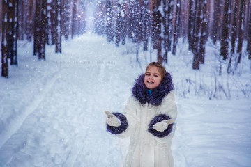 Fototapeta na wymiar girl in winter forest